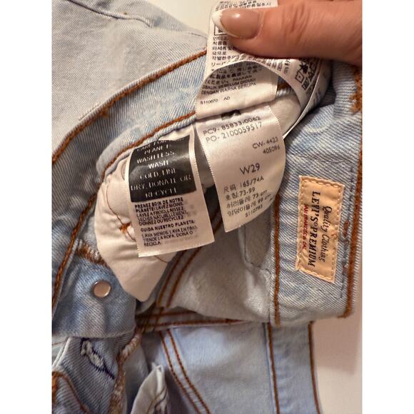 Wome's Levi's 501 Cuttof Denim Shorts Size 29 Light Wash - Picture 2 of 3